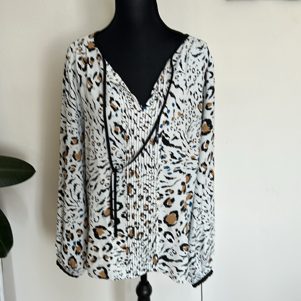 WHITE HOUSE BLACK MARKET  LEOPARD print  V neck BLOUSE LONG SLEEVE